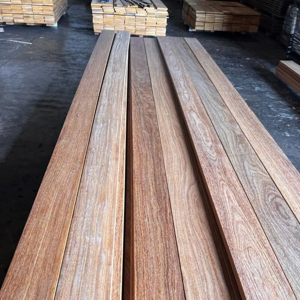 Deck Cumaru Extra 10cm - Peças de 3,00m Deck Cumaru Extra 10cm - Peças de 3,00m pode ser usado em piscinas, ofurôs, spa, e muito mais