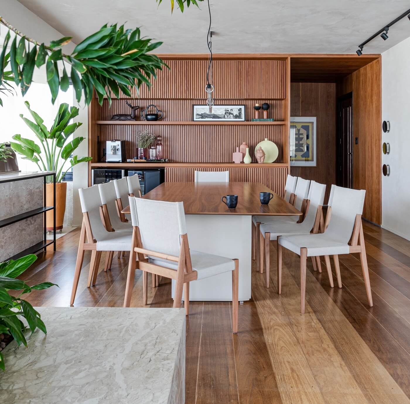 3889796000062384030-1