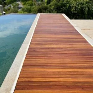 Deck Cumaru Extra 10cm - Peças de 1,80m utilizado com deck de piscina de borda infinita, um contraste espetacular.