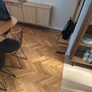 Taco Sucupira Amarela Extra 60x10 instalado na casa de um dos nossos clientes. A beleza que só a madeira de verdade pode oferecer