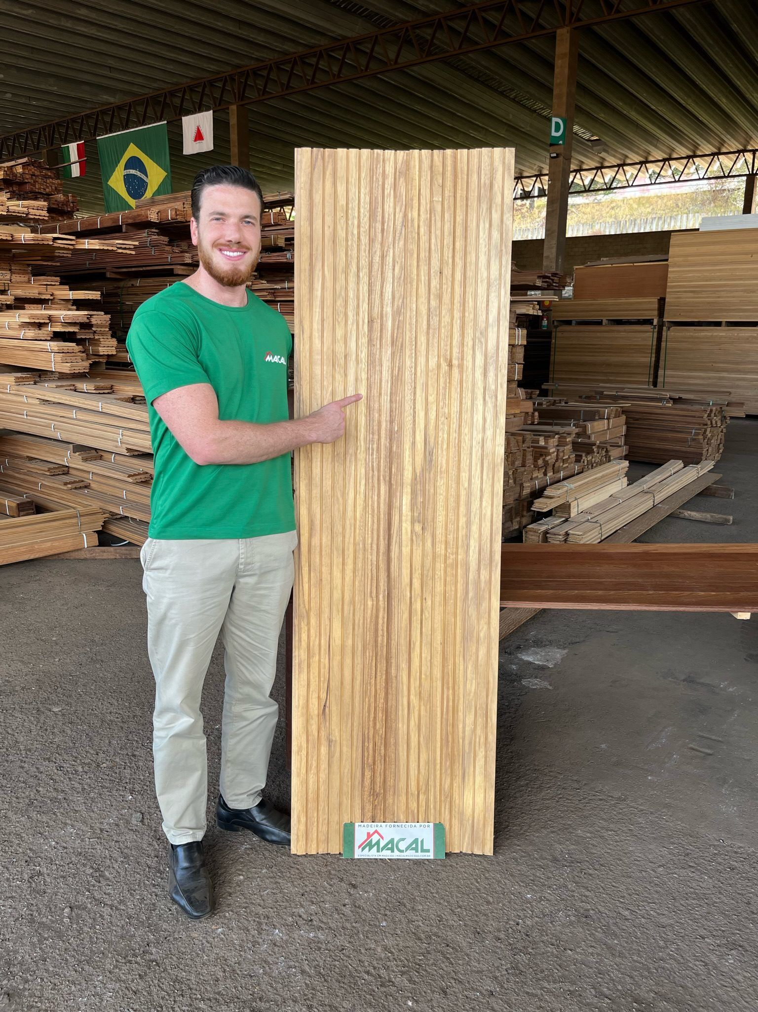 000 - Mostruário painel ripado Sucupira Amarela - Com o Luiz Felipe