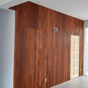 O Ripado de Madeira Cumaru Extra 9cm com acabamento impecável, frisos precisos e tonalidade marcante. Ideal para fachadas, painéis e projetos de alto padrão. Madeira nobre, sustentável e extremamente resistente.