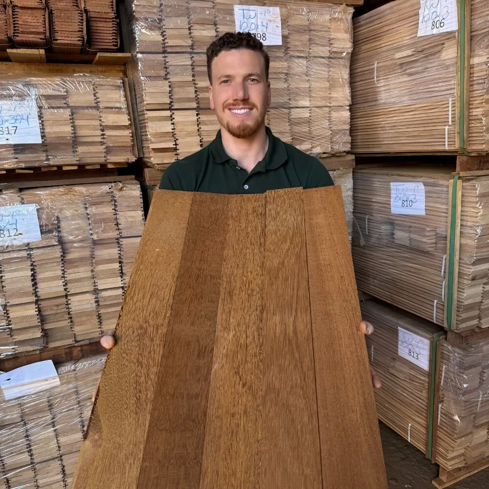 000 - Assoalho Angelim Ouro Extra 10cm - Foto com o Luiz Felipe de frente Assoalho Angelim Ouro Extra 10cm