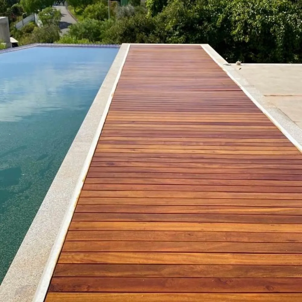 Deck Cumaru extra 10cm - pelas de 1,8m Deck Cumaru Extra 10cm - Peças de 1,80m utilizado com deck de piscina de borda infinita, um contraste espetacular.
