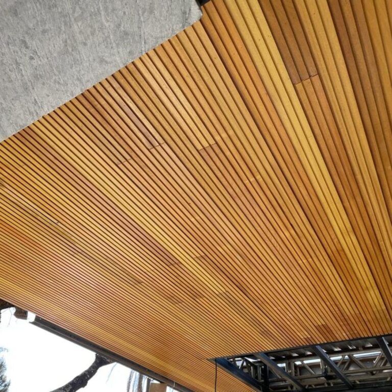 A madeira Tatajuba é uma das mais versáteis do mercado! É uma madeira de densidade considerável, sem cheiro e de fácil manuseio. Essa madeira em questão tem uma peculiaridade em relação a sua cor, por ser uma madeira fotossensível.
