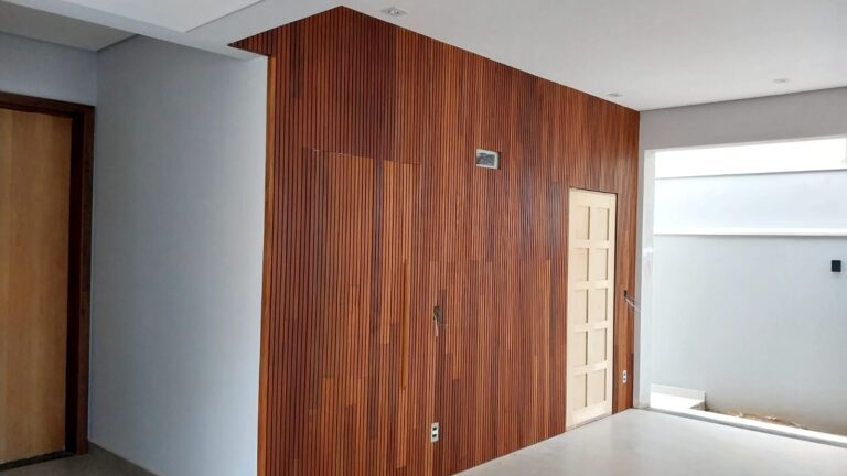 O Ripado de Madeira Cumaru Extra 9cm com acabamento impecável, frisos precisos e tonalidade marcante. Ideal para fachadas, painéis e projetos de alto padrão. Madeira nobre, sustentável e extremamente resistente.