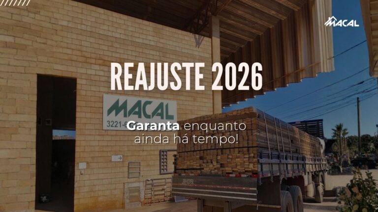 Fachada da Macal Madeiras com caminhão carregado de tábuas, destacando o aviso de reajuste e a mensagem “Garanta enquanto ainda há tempo!”, relacionado aos preços de madeiras em 2026.