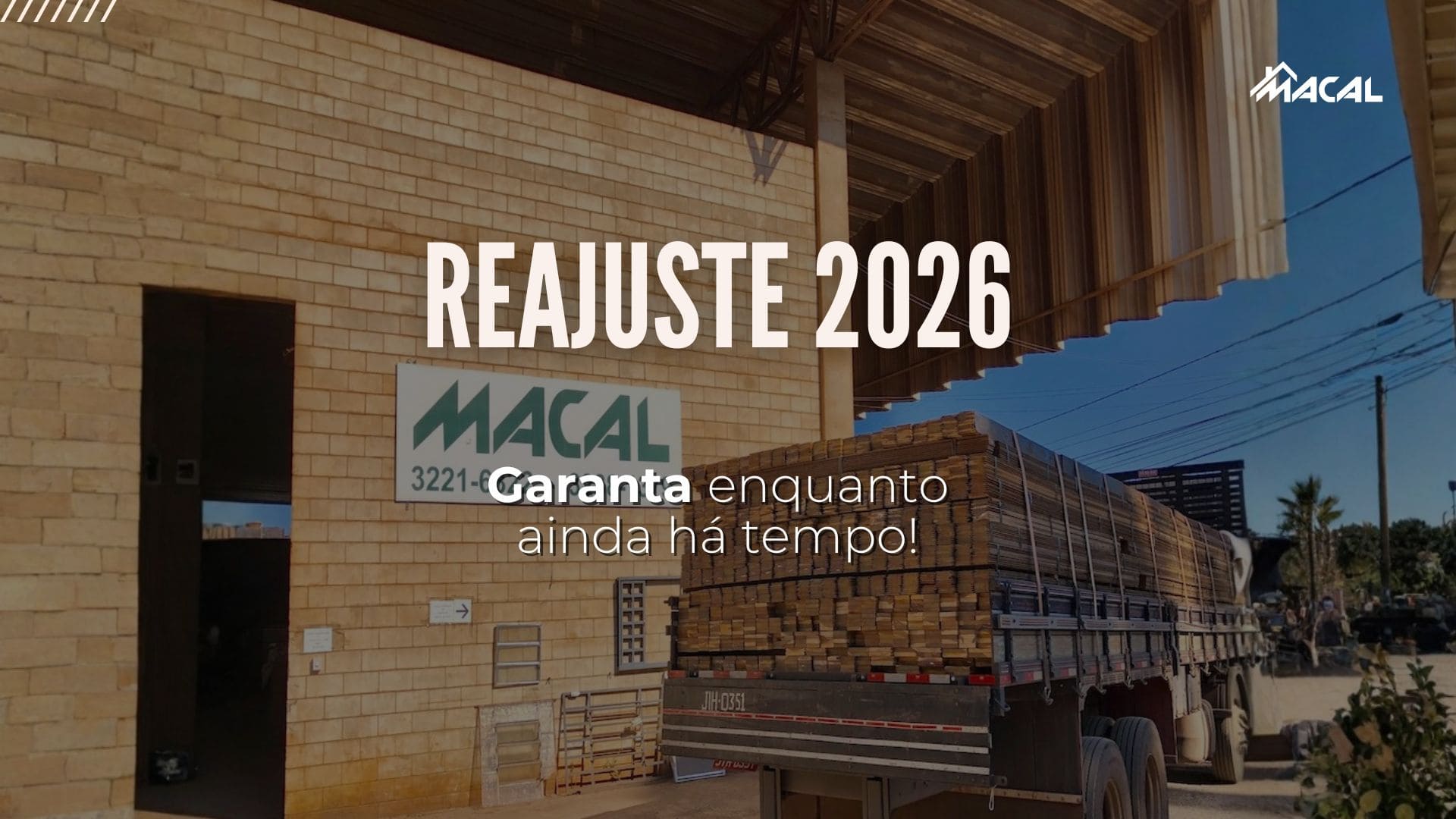 Fachada da Macal Madeiras com caminhão carregado de tábuas, destacando o aviso de reajuste e a mensagem “Garanta enquanto ainda há tempo!”, relacionado aos preços de madeiras em 2026.