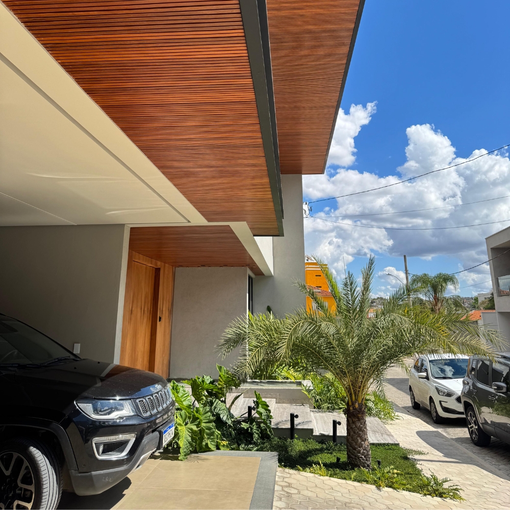 001 - Ripado Cumaru Extra instalado na faxaida do cliente Ripado de Madeira Cumaru Extra 6cm