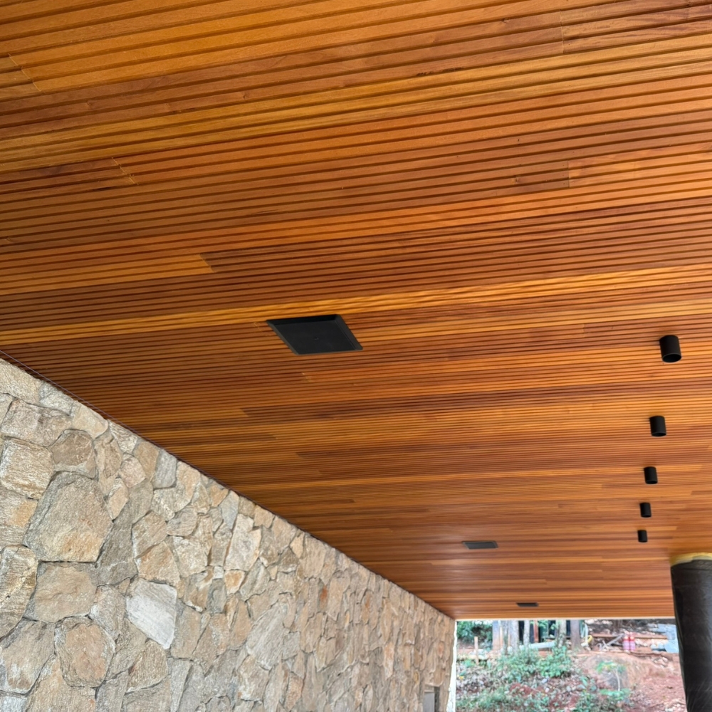 001- Ripado Garapa Extra 9cm Instalado angulo 3 Ripado de Madeira Garapa Extra 9cm