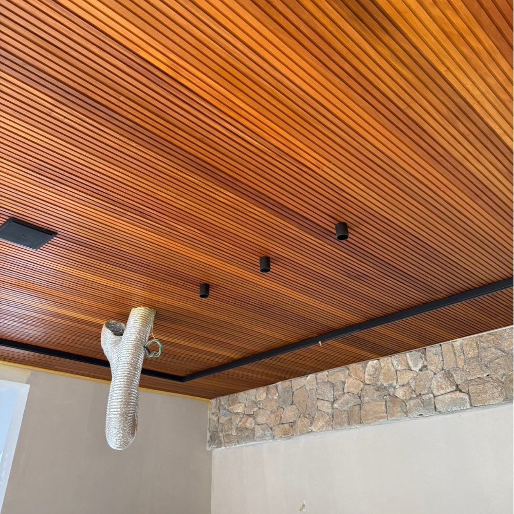 001- Ripado Garapa Extra 9cm Instalado - área gourmet.jpg Ripado de Madeira Garapa Extra 9cm