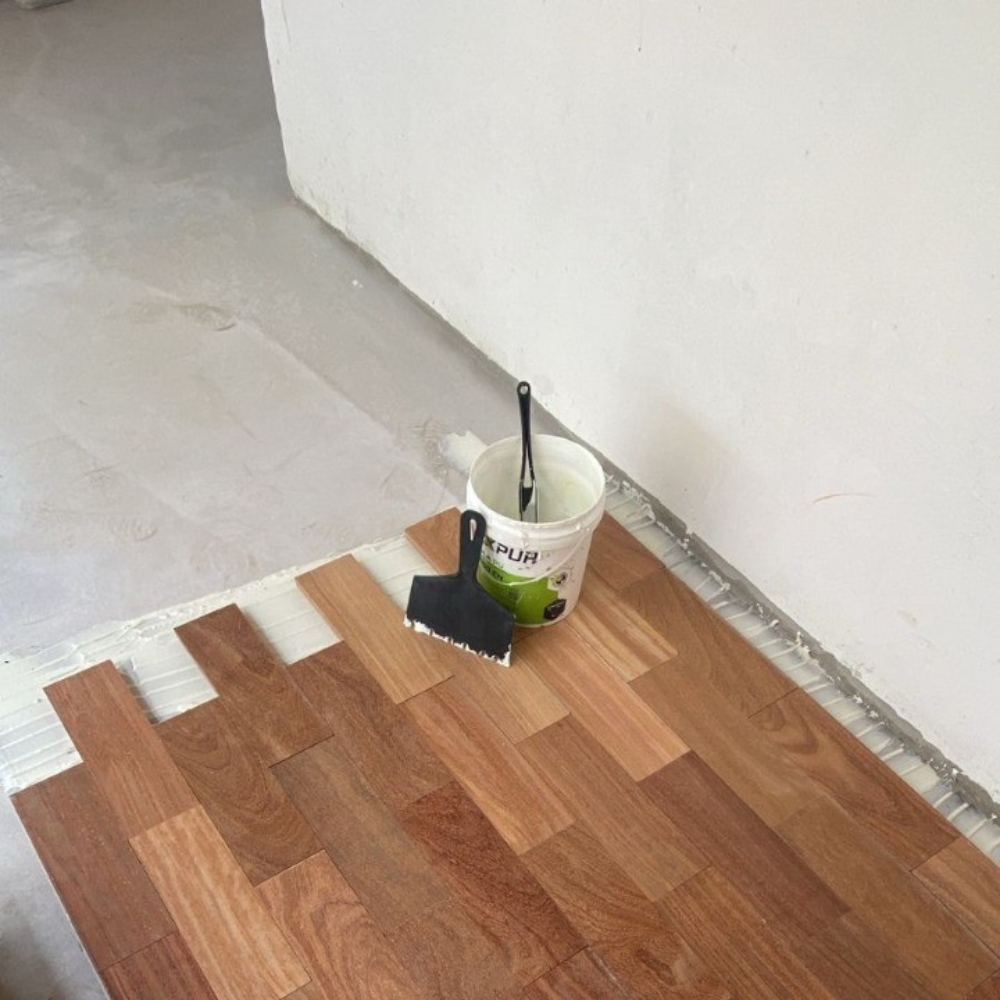 Instalação de piso de taco de madeira em ambiente interno