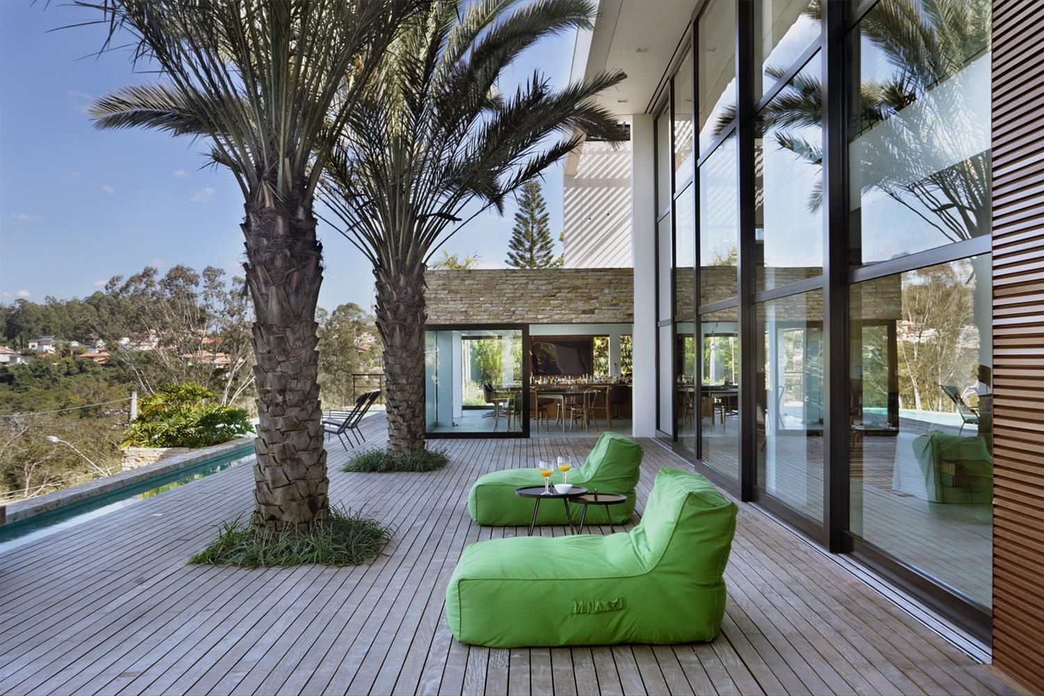 Deck de madeira instalado em área externa de uma residência